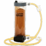 Un adoucisseur d’eau de démonstration LaMotte Model S - 1002 présente un corps cylindrique transparent rempli de résine brun-orange, un dessus gris et un tube jaune fixé avec des pinces blanches.