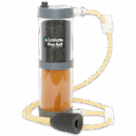 Une cartouche LaMotte DuoSoft Demonstrat Water Adoucisseur d’eau - 1022-FLD avec deux couches filtrantes, un tube jaune attaché, une ampoule en caoutchouc noir et des connecteurs blancs, conçue pour traiter des échantillons d’eau.