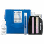 Le kit de test de pH LaMotte 7.2 - 8.6 pH - 2111-01 comprend une mallette bleue, un tableau chromatique du pH, une bouteille à compte-gouttes marquée Cresol Red Indicator, et deux tubes à essai transparents pour des tests précis.