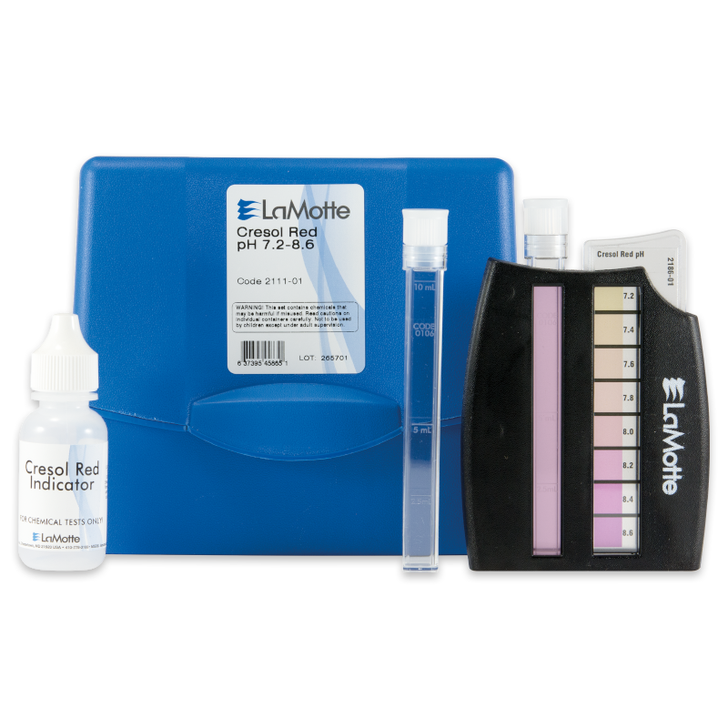 Le kit de test de pH LaMotte 7.2 - 8.6 pH - 2111-01 comprend une mallette bleue, un tableau chromatique du pH, une bouteille à compte-gouttes marquée Cresol Red Indicator, et deux tubes à essai transparents pour des tests précis.