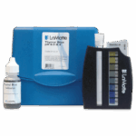 Le kit de test de pH LaMotte Thymol Blue 8.0 - 9.4 pH - 2112-01 comprend une mallette bleue, un flacon « Thymol Blue Indicator », un tube à essai et un comparateur de couleurs affichant l’échelle de pH de 8,0 à 9,4.