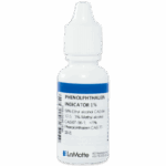 Une petite bouteille blanche marquée Phenolphthalein Indicator 1 %, utilisée comme réactif de titration pour l’alcalinité, avec un bouchon compte-gouttes blanc. L’étiquette indique les ingrédients, les informations de l’entreprise, et comporte un code-barres sur le côté.