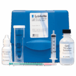 Le kit de test High QAC - 3042-01 comprend un boîtier bleu, un flacon compte-gouttes portant l’inscription Solution Indicatrice QAC, un tube mesureur haut, un flacon compte-gouttes transparent, un flacon blanc pour la solution de titration QAC et deux seringues.