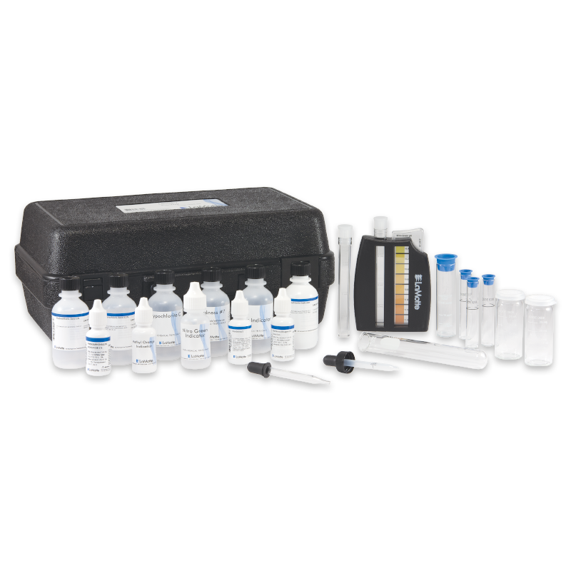 Un kit de prueba de agua con botellas etiquetadas, estuche negro, tubos de ensayo, cuentagoteros, comparador de color y frascos transparentes dispuestos sobre una superficie blanca.