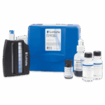 Un kit de prueba de fosfato azul LaMotte - 3114-02 incluye botellas de reactivos, una pequeña botella etiquetada como reductor de fosfato, un tubo de ensayo y un comparador de color negro, todo ordenadamente colocado delante de la caja de transporte.