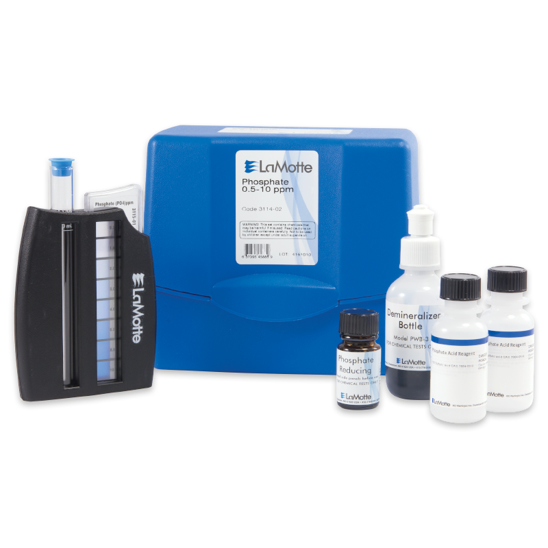 Un kit de prueba de fosfato azul LaMotte - 3114-02 incluye botellas de reactivos, una pequeña botella etiquetada como reductor de fosfato, un tubo de ensayo y un comparador de color negro, todo ordenadamente colocado delante de la caja de transporte.