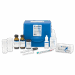 Un kit d’analyse d’eau avec des fioles, des flacons de réactifs, un compte-gouttes, une seringue, des comprimés et un étui bleu portant l’étiquette LaMotte Kit de test au chlore - 3176-02.