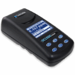 Un LaMotte modèle DC1500 Ozone Colorimeter Lab - 3249 de poche dispose d’un écran numérique affichant la mesure de l’ozone en ppm, de plusieurs boutons de contrôle bleus et d’un corps noir élégant.