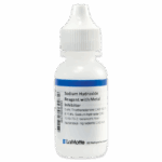 Une bouteille en plastique blanc, marquée Réactif à l’hydroxyde de sodium avec inhibiteur de métaux par LaMotte, listant les ingrédients chimiques et les informations de sécurité, avec un bouchon blanc et des accents bleus.