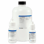 Trois flacons blancs de réactif d’hydroxyde de sodium LaMotte avec inhibiteur métallique, avec étiquettes bleues et blanches. Une grande bouteille est à l’arrière, avec deux petites bouteilles à compte-gouttes devant.