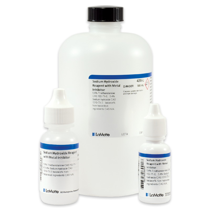 Trois flacons blancs de réactif d’hydroxyde de sodium LaMotte avec inhibiteur métallique, avec étiquettes bleues et blanches. Une grande bouteille est à l’arrière, avec deux petites bouteilles à compte-gouttes devant.