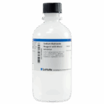 Una botella de plástico blanca con tapa de rosca negra etiquetada como Reactivo de Hidróxido de Sodio con Inhibidor de Metal por LaMotte, con información de peligro y un código de barras en la etiqueta.