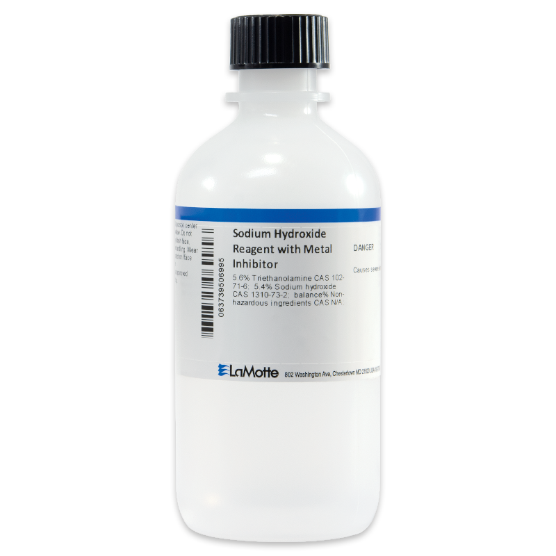Una botella de plástico blanca con tapa de rosca negra etiquetada como Reactivo de Hidróxido de Sodio con Inhibidor de Metal por LaMotte, con información de peligro y un código de barras en la etiqueta.
