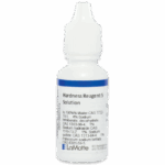 Une petite bouteille en plastique blanc marquée Réactif de Dureté 5 avec une étiquette bleue et blanche, une liste d’ingrédients et un bouchon compte-gouttes, fabriquée par LaMotte.