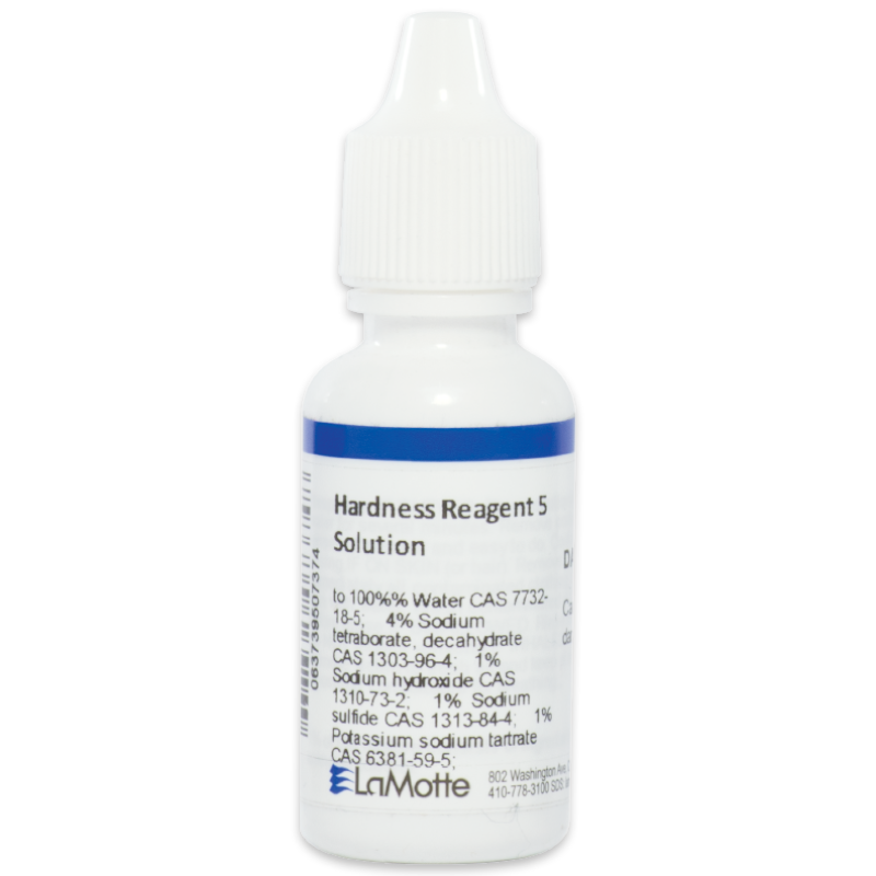 Une petite bouteille en plastique blanc marquée Réactif de Dureté 5 avec une étiquette bleue et blanche, une liste d’ingrédients et un bouchon compte-gouttes, fabriquée par LaMotte.