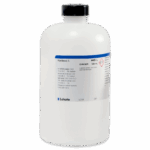 Una gran botella de plástico blanca con tapa negra, etiquetada como Dureza 5 y Peligro, con detalles químicos y advertencias de peligro, producida por LaMotte. La botella contiene 500 mL de líquido.