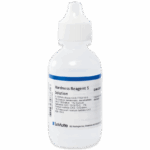 Une petite bouteille en plastique marquée Solution du Réactif de Dureté 5 avec un bouchon compte-gouttes blanc. L’étiquette claire indique le contenu chimique et les informations de mise en garde. Le logo de la société LaMotte apparaît en bas de l’étiquette.