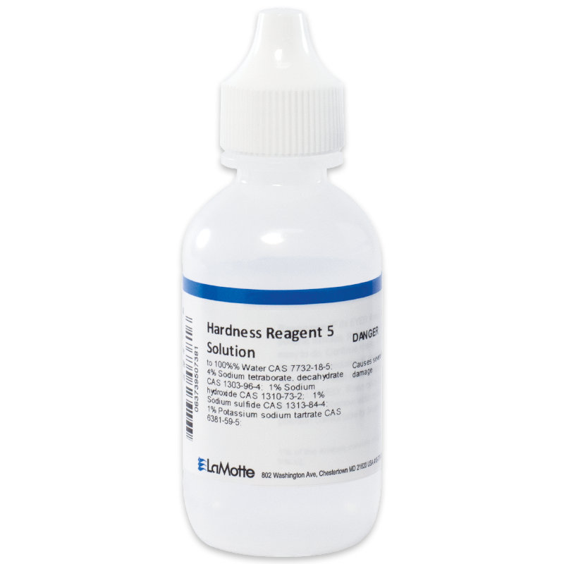 Une petite bouteille en plastique marquée Solution du Réactif de Dureté 5 avec un bouchon compte-gouttes blanc. L’étiquette claire indique le contenu chimique et les informations de mise en garde. Le logo de la société LaMotte apparaît en bas de l’étiquette.