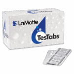 Una caja etiquetada LaMotte TesTabs con gráficos de gotas de agua, junto a un blister con tabletas de prueba.