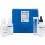 Un kit de prueba de cloro azul - caja 4497-01 con tres botellas de reactivos, un frasco cuentagotas y un tubo de ensayo de plástico transparente graduado para análisis de cloro, todo ordenadamente colocado delante del estuche.