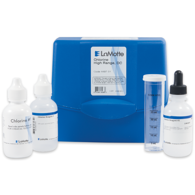 Un kit de prueba de cloro azul - caja 4497-01 con tres botellas de reactivos, un frasco cuentagotas y un tubo de ensayo de plástico transparente graduado para análisis de cloro, todo ordenadamente colocado delante del estuche.