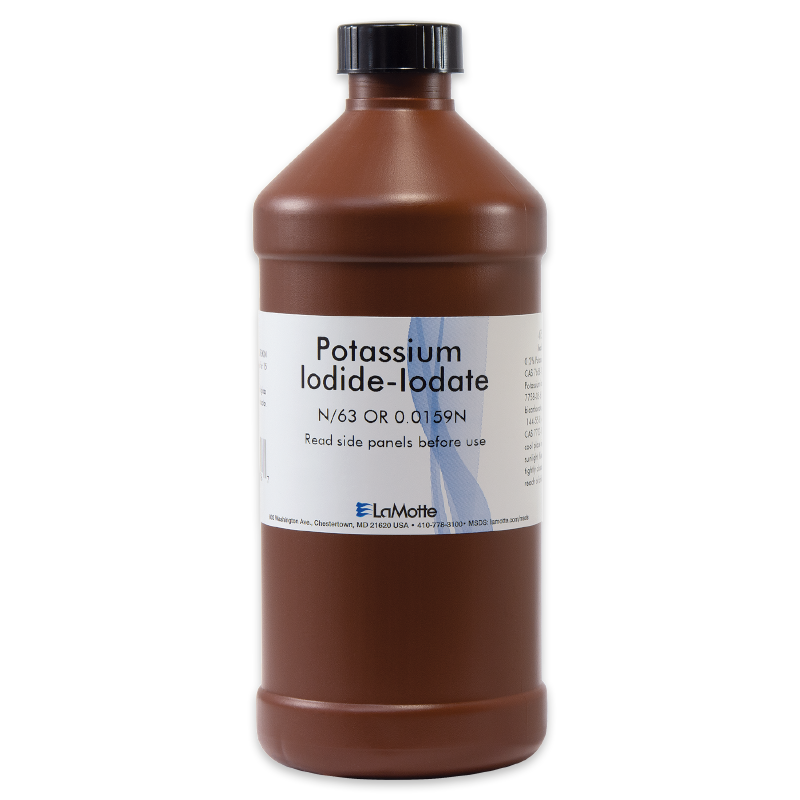 Una botella de plástico marrón etiquetada como Yoduro de Potasio-Yodato con detalles de medición y un tapón blanco, producida por LaMotte. La etiqueta aconseja leer los paneles laterales antes de usarlos.