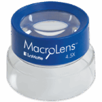 Une loupe bleue et transparente étiquetée « MacroLens 4.5X » par LaMotte, conçue pour le gros plan, repose sur une surface blanche. Model MacroLens - 5508 offre précision et clarté pour une inspection détaillée.