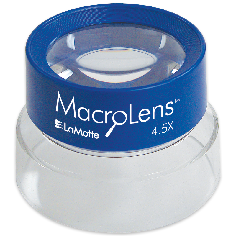Une loupe bleue et transparente étiquetée « MacroLens 4.5X » par LaMotte, conçue pour le gros plan, repose sur une surface blanche. Model MacroLens - 5508 offre précision et clarté pour une inspection détaillée.