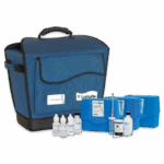 Une mallette bleue étiquetée « LaMotte » accompagnée de plusieurs fournitures d’analyse d’eau, incluant des boîtes de rangement bleues, des bouteilles en plastique, des fioles et des réactifs — faisant partie de la Marine Science Outfit - 5903-03 — sur fond blanc.