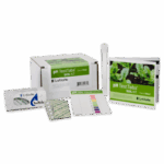 Un kit TesTabs® pour le pH du sol - 5912 avec une boîte blanche, un tube à essai, des blister de comprimés, un tableau des couleurs et un livret d’instructions avec des plantes vertes sur la couverture.