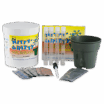 El kit Nitty Gritty Soil Science - 5913 incluye una tina blanca, tubos de ensayo, maceta de plástico, cuentagotas, sobres de nutrientes y un manual de instrucciones: todo lo que necesitas para experimentos prácticos de ciencia del suelo.