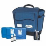 Le Water Pollution 1 - Water Monitoring Kit - 5917-03 est un kit portable de test d’eau LaMotte bleu avec une mallette de transport, trois boîtes en plastique, deux bouteilles de réactifs et un tableau comparatif des couleurs pour l’analyse chimique.