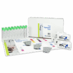 Un kit de test d’eau du robinet Tap Tour - 5972-01 comprenant des tubes à essai, des tableaux comparatifs de couleurs, des fiches d’instructions, des tablettes d’essai en blisters, et une boîte blanche intitulée The Tapwater Tour exposée sur une surface blanche.