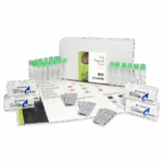 Un kit de análisis de suelo, Topsoil Tour - 5973-01, incluye tubos de ensayo con tapas verdes, tabletas de reactivos, hojas de instrucciones, una tabla de colores y una caja blanca etiquetada The Topsoil Tour by LaMotte, todo dispuesto sobre una superficie blanca.