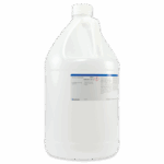 Un grand pichet blanc en plastique avec une poignée, surmonté d’un couvercle blanc. La cruche comporte une étiquette avec du texte et des symboles de danger, indiquant qu’elle contient une solution d’acide sulfurique.