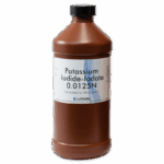 Una botella de plástico marrón con tapa negra etiquetada como Yoduro de Potasio-Iodato 0.0125N para pruebas químicas, producida por LaMotte.