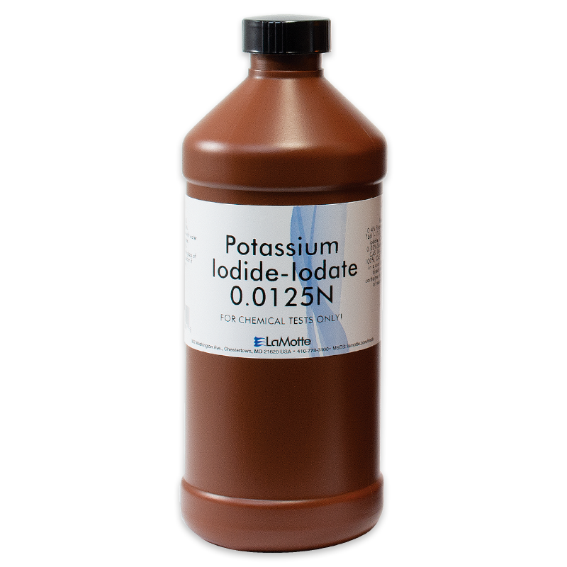 Una botella de plástico marrón con tapa negra etiquetada como Yoduro de Potasio-Iodato 0.0125N para pruebas químicas, producida por LaMotte.
