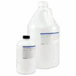 Deux bouteilles chimiques en plastique blanches avec étiquettes, une grande avec une poignée et un bouchon vissé, et une plus petite avec un bouchon noir. Les labels indiquent qu’ils contiennent de l’acide sulfurique. L’arrière-plan est blanc uni.