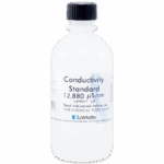 Una botella de plástico blanca etiquetada como Conductivity Standard 12.880 μS/cm de LaMotte, utilizada para pruebas químicas. Esta botella Conductivity TDS Solutions 6419-L presenta un tapón de rosca negro y una etiqueta blanca con texto azul y negro.