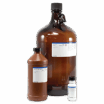 Trois flacons de laboratoire marron de tailles différentes avec des étiquettes blanches, posés sur un fond blanc uni. Les bouteilles ont des bouchons noirs et servent à stocker des produits chimiques ou des réactifs de laboratoire.