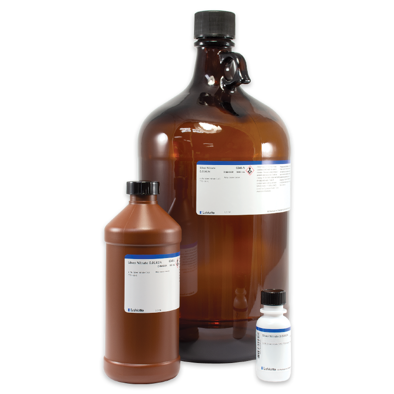 Trois flacons de laboratoire marron de tailles différentes avec des étiquettes blanches, posés sur un fond blanc uni. Les bouteilles ont des bouchons noirs et servent à stocker des produits chimiques ou des réactifs de laboratoire.