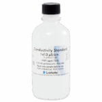 Una botella de plástico blanca etiquetada como Conductivity Standard 1413 μS/cm, 0,01M cloruro de potasio con el logotipo de LaMotte y Conductivity TDS Solutions 6354-L. La tapa de rosca negra garantiza un almacenamiento seguro y las instrucciones aparecen en la parte delantera.
