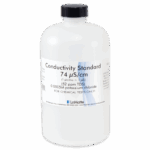 Una botella de plástico blanca etiquetada como Conductivity Standard 74 μS/cm, incluyendo cloruro de potasio 0,0005M y Solo para pruebas químicas, fabricada por LaMotte; parte de la serie Conductivity TDS Solutions 6419-L.
