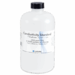 Una botella de plástico blanca etiquetada como Conductivity Standard 718 μS/cm (503 ppm TDS) 0,005M cloruro de potasio de LaMotte, tapa negra, solo para pruebas químicas—parte del rango Conductivity TDS Solutions 6417-L.