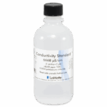Una botella de plástico transparente etiquetada como Conductivity TDS Solutions 6418-L Conductivity Standard 6668 μS/cm de LaMotte, que contiene una solución de cloruro de potasio de 0,05M, con detalles de medición e instrucciones de uso en la etiqueta blanca.