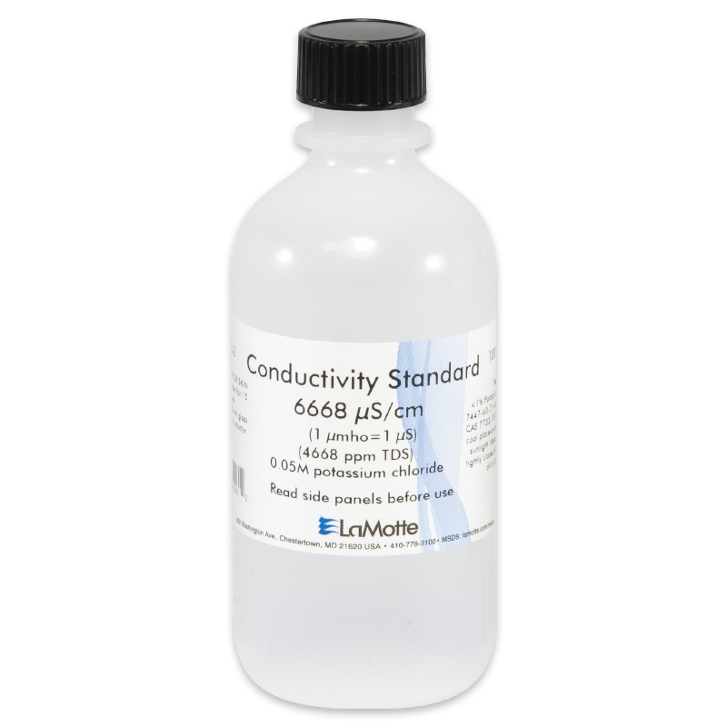 Una botella de plástico transparente etiquetada como Conductivity TDS Solutions 6418-L Conductivity Standard 6668 μS/cm de LaMotte, que contiene una solución de cloruro de potasio de 0,05M, con detalles de medición e instrucciones de uso en la etiqueta blanca.
