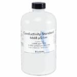 Una botella de plástico transparente etiquetada como Norma de Conductividad 6668 μS/cm (0,05M cloruro de potasio) solo para pruebas químicas, con un tapón negro, producida por LaMotte y compatible con las soluciones TDS de Conductividad 6418-L.