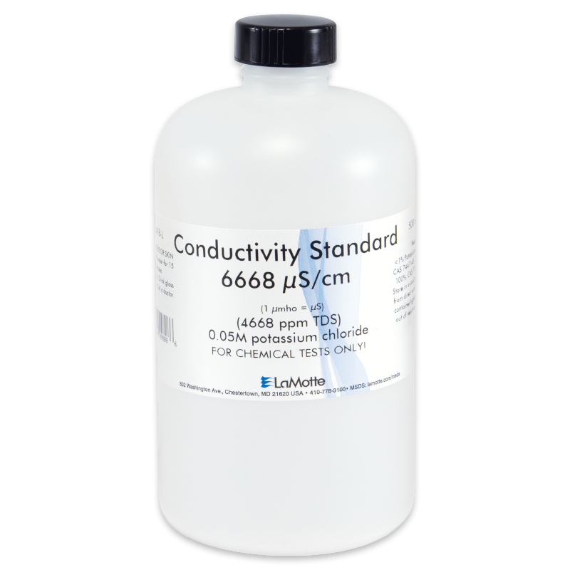 Una botella de plástico transparente etiquetada como Norma de Conductividad 6668 μS/cm (0,05M cloruro de potasio) solo para pruebas químicas, con un tapón negro, producida por LaMotte y compatible con las soluciones TDS de Conductividad 6418-L.