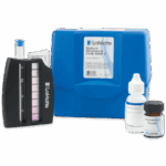 Un kit de test LaMotte Sodium Molybdate - 6628-01 avec une mallette bleue, un comparateur de couleurs, un flacon compte-gouttes, un pot de poudre de réactif et des instructions de test soigneusement disposées devant.