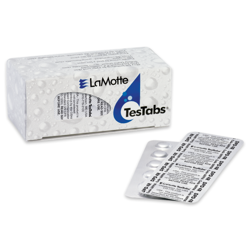 Una caja etiquetada LaMotte TesTabs con gráficos de gotas de agua está junto a un blister que contiene tabletas redondas DPD #4 RAPID.